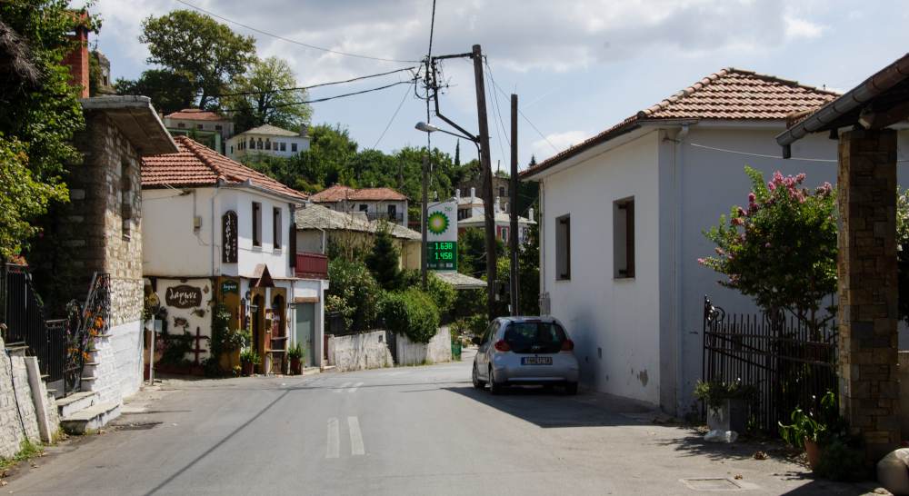 main road through portaria showing BP filling station